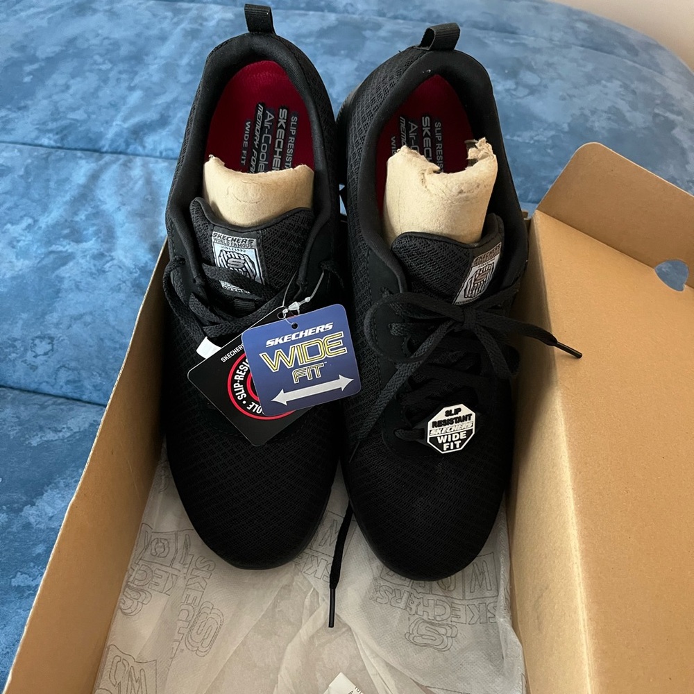NEW IN BOX-Skechers Non-Slip Women’s Black Wide 10W Sneakers